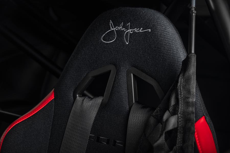 Детали интерьера Chevrolet COPO Camaro John Force Edition 2019 года  (фото 6 из 7)